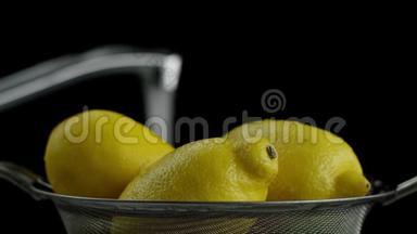 在视频中，我们看到柠檬，在背景水龙头，在视频的开头有人打开水，在